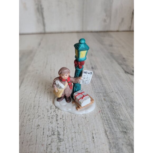 Lefton 1988 newspaper boy light pole village accessory xmas - Picture 1 of 6
